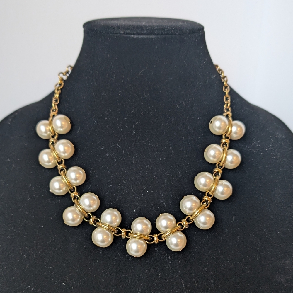 ViVI Gold Chain Necklace with White Pearls